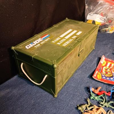 TOY GI JOE FOOT LOCKER, ARMY MEN AND METAL MILITARY VEHICLES