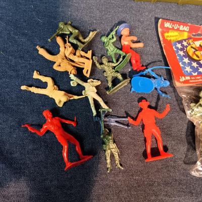 TOY GI JOE FOOT LOCKER, ARMY MEN AND METAL MILITARY VEHICLES