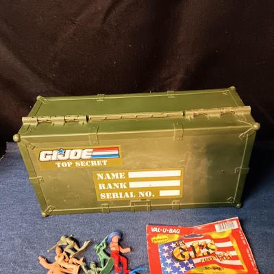 TOY GI JOE FOOT LOCKER, ARMY MEN AND METAL MILITARY VEHICLES
