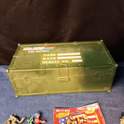 TOY GI JOE FOOT LOCKER, ARMY MEN AND METAL MILITARY VEHICLES