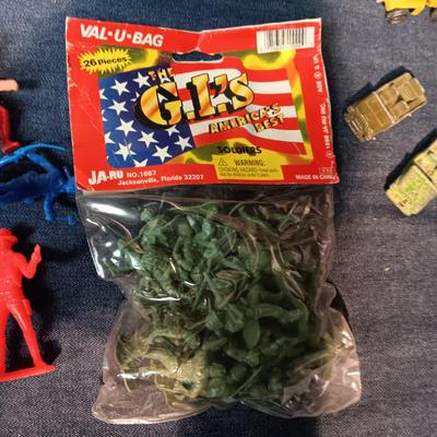 TOY GI JOE FOOT LOCKER, ARMY MEN AND METAL MILITARY VEHICLES