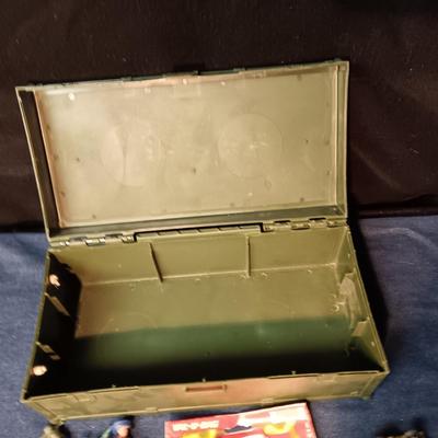 TOY GI JOE FOOT LOCKER, ARMY MEN AND METAL MILITARY VEHICLES