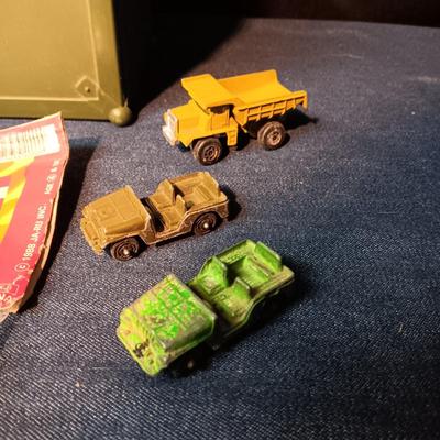 TOY GI JOE FOOT LOCKER, ARMY MEN AND METAL MILITARY VEHICLES