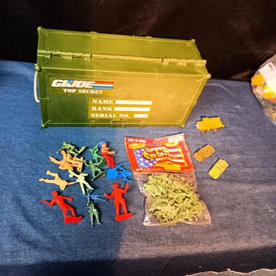 TOY GI JOE FOOT LOCKER, ARMY MEN AND METAL MILITARY VEHICLES