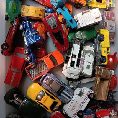 AN ASSORTMENT OF OLDER METAL TOY CARS