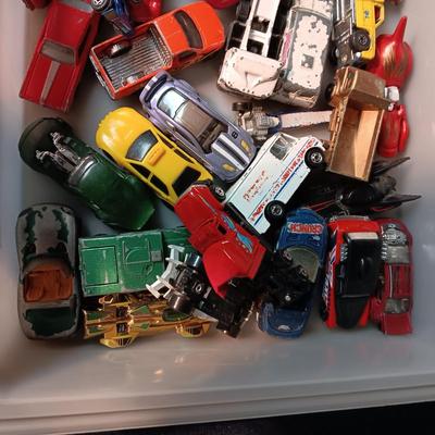 AN ASSORTMENT OF OLDER METAL TOY CARS