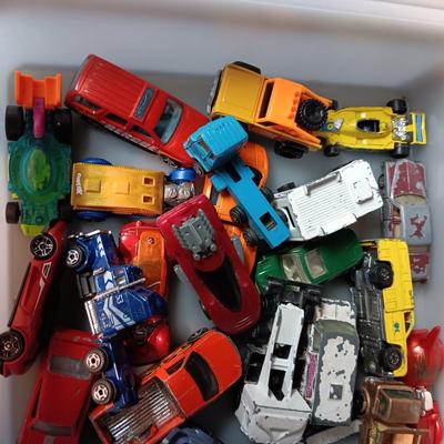 AN ASSORTMENT OF OLDER METAL TOY CARS