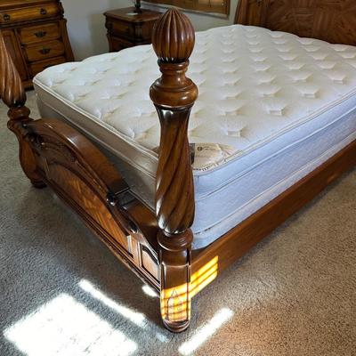 QUEEN SIZE 4 POSTER BED WITH CLEAN PILLOW TOP MATTRESS