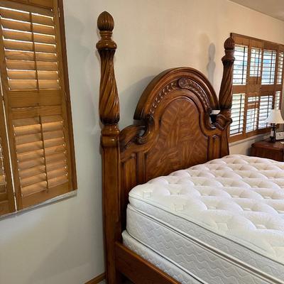 QUEEN SIZE 4 POSTER BED WITH CLEAN PILLOW TOP MATTRESS