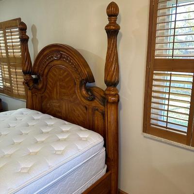 QUEEN SIZE 4 POSTER BED WITH CLEAN PILLOW TOP MATTRESS