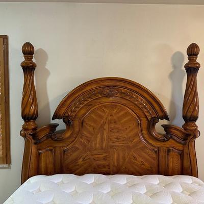 QUEEN SIZE 4 POSTER BED WITH CLEAN PILLOW TOP MATTRESS