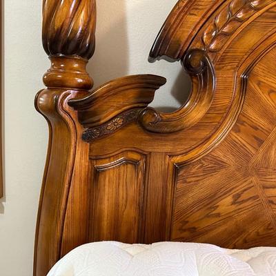 QUEEN SIZE 4 POSTER BED WITH CLEAN PILLOW TOP MATTRESS