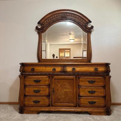 11 FELT LINED DRAWER DRESSER WITH MIRROR
