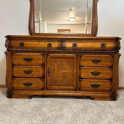 11 FELT LINED DRAWER DRESSER WITH MIRROR