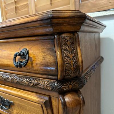 3 FELT LINED DRAWER NIGHTSTAND WITH LAMP & ALARM CLOCK