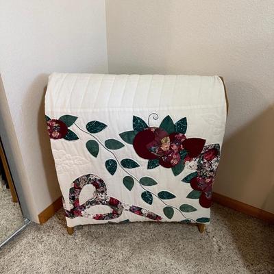 WOODEN QUILT STAND & QUILTED BEDSPREAD