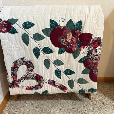 WOODEN QUILT STAND & QUILTED BEDSPREAD