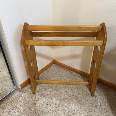 WOODEN QUILT STAND & QUILTED BEDSPREAD