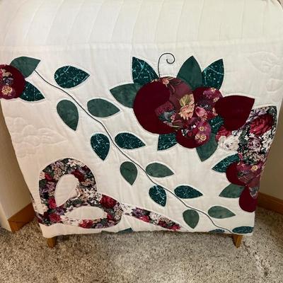 WOODEN QUILT STAND & QUILTED BEDSPREAD