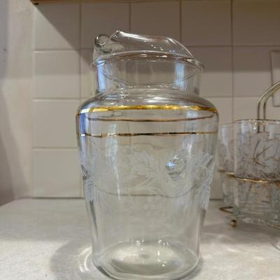 RETRO DRINKING GLASSES IN A RACK AND MATCHING PITCHER