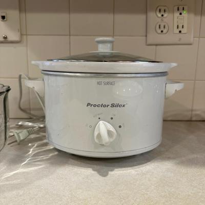 MEDIUM SIZE CROCK POT & SERVING BOWLS