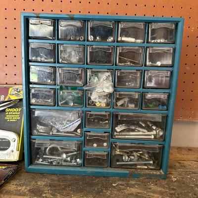 HARDWARE IN DDRAWER ORGANIZER PLUS STAPLE GUN W/STAPLES