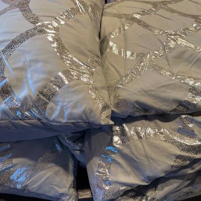 Light grey & silver comforter and pillow set