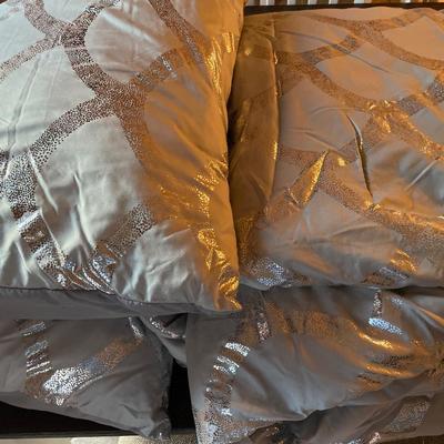 Light grey & silver comforter and pillow set