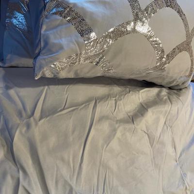 Light grey & silver comforter and pillow set