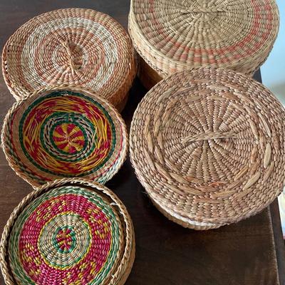 4 woven baskets with coasters