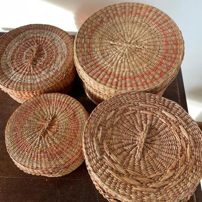 4 woven baskets with coasters
