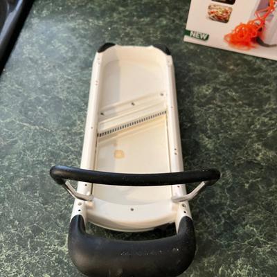 NIB Spiral Slicer Plus Scale, Mandolin, Pyrex Measure Jugs & More (K-RG)