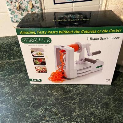 NIB Spiral Slicer Plus Scale, Mandolin, Pyrex Measure Jugs & More (K-RG)