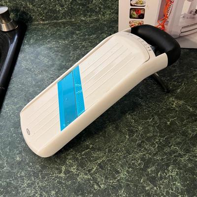 NIB Spiral Slicer Plus Scale, Mandolin, Pyrex Measure Jugs & More (K-RG)
