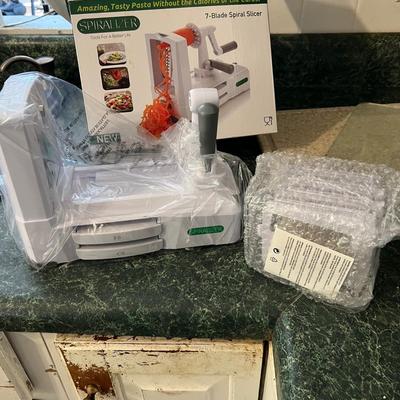 NIB Spiral Slicer Plus Scale, Mandolin, Pyrex Measure Jugs & More (K-RG)