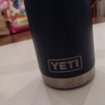 Yeti Insulated Beverage Bottle (Navy Blue)