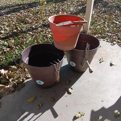 1 HANGING GERANIUM AND 3 FLOWER POTS PLUS GARDENING TOOLS