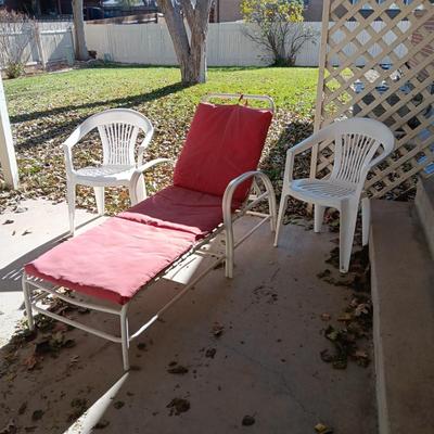 2 STACKING PLASTIC CHAIRS AND AN ADJUSTABLE LOUNGE CHAIR