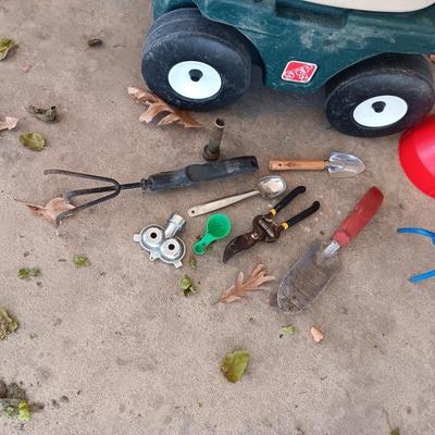 STEP 2 YARD GARDENING SEAT/CART AND GARDENING TOOLS
