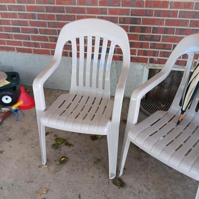 3 PLASTIC STACKING CHAIRS AND 2 UMBRELLAS