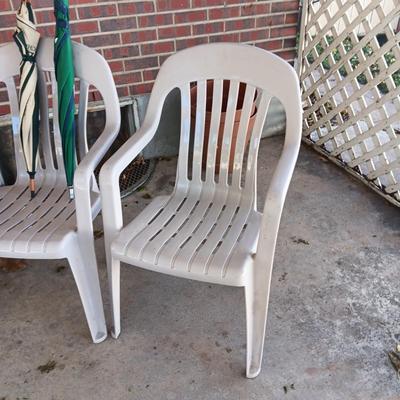 3 PLASTIC STACKING CHAIRS AND 2 UMBRELLAS