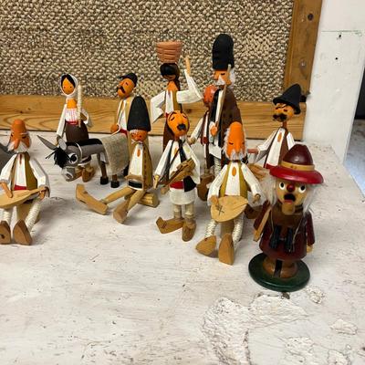 Nutcrackers & Christmas Decor (B2-MG)