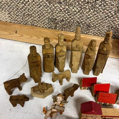 Nutcrackers & Christmas Decor (B2-MG)