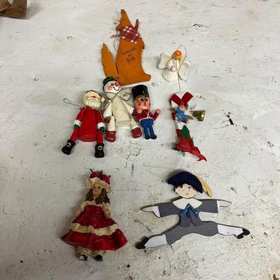 Nutcrackers & Christmas Decor (B2-MG)