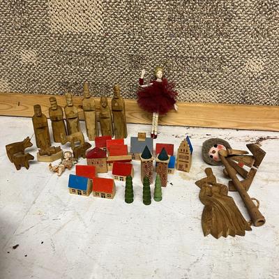 Nutcrackers & Christmas Decor (B2-MG)