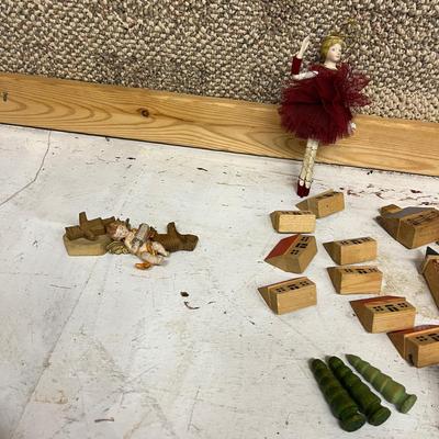 Nutcrackers & Christmas Decor (B2-MG)
