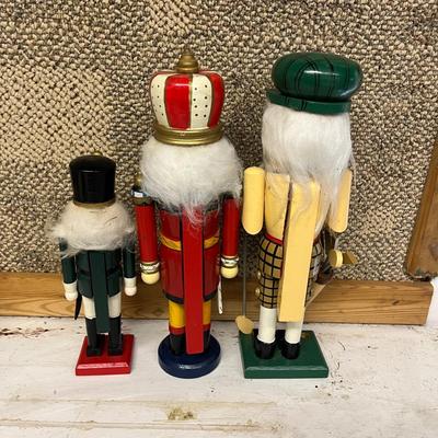Nutcrackers & Christmas Decor (B2-MG)