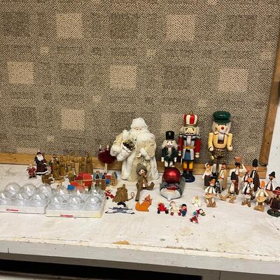 Nutcrackers & Christmas Decor (B2-MG)