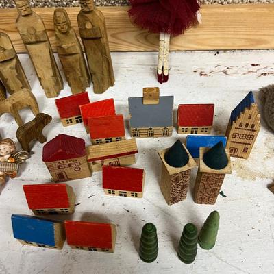 Nutcrackers & Christmas Decor (B2-MG)