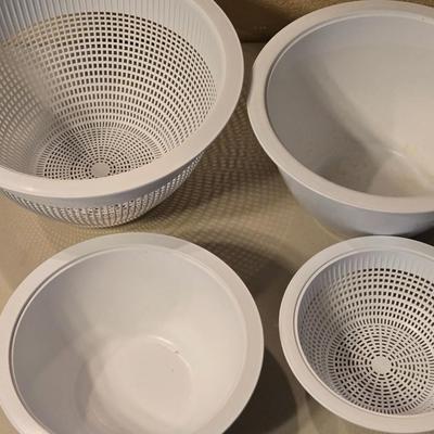Pampered Chef Strainer and Mixing Bowls Set